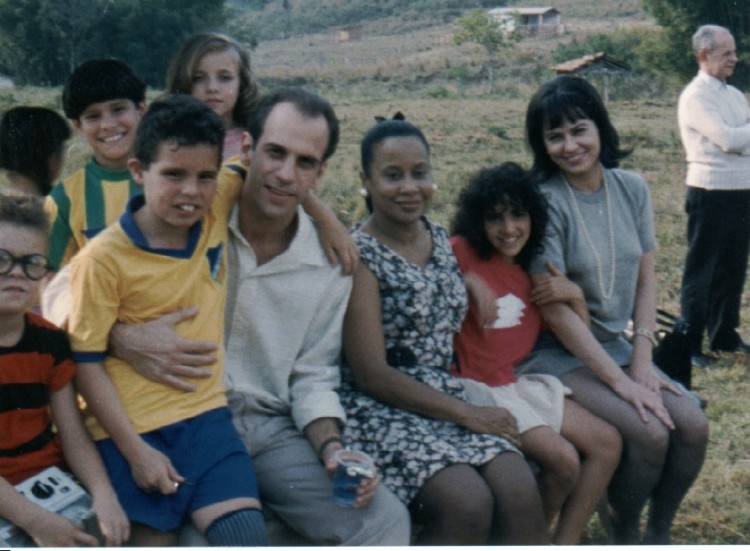 Foto do elenco do filme Menino Maluquinho, lançado em 1995, em momento de descontração entre as filmagens. Imagem: Arquivo pessoal / Cristina Moreno de Castro