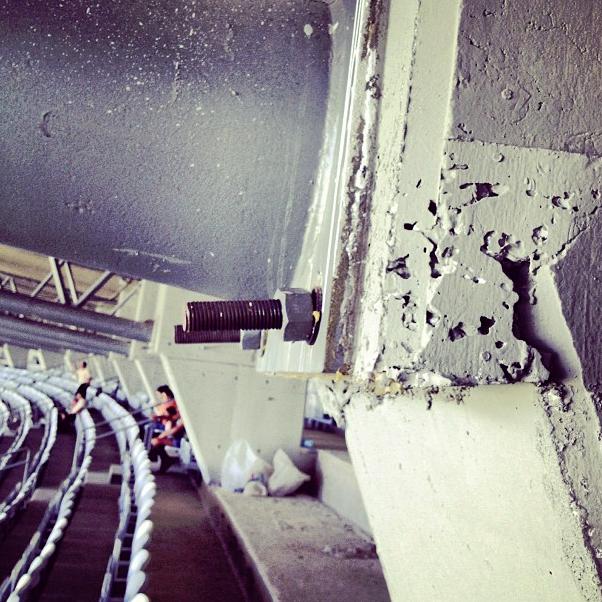 Na altura da cabeça.