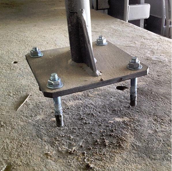 Corrimão suspenso com parafusos ao vento.