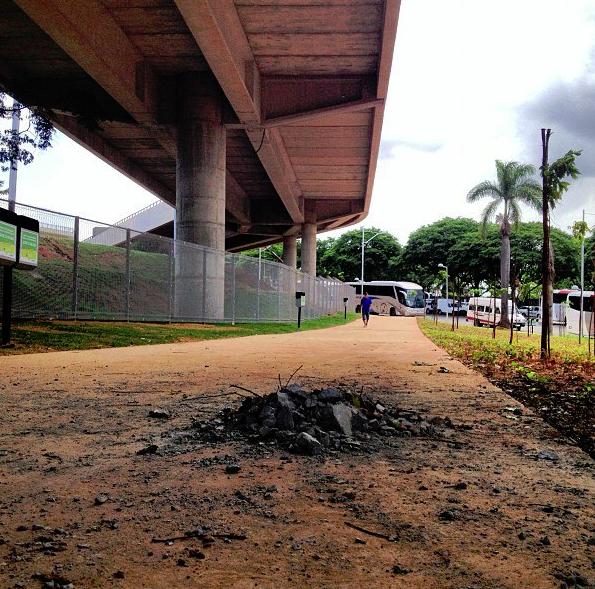 Entulho na área externa do estádio.