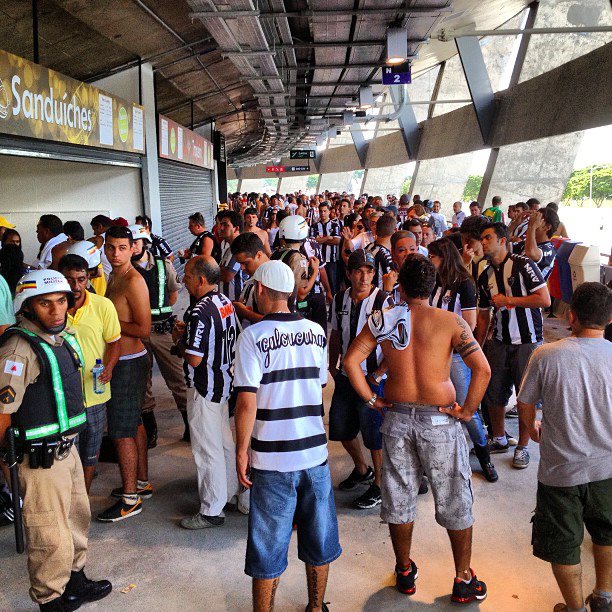 Fila imensa no único bar aberto para atleticanos.