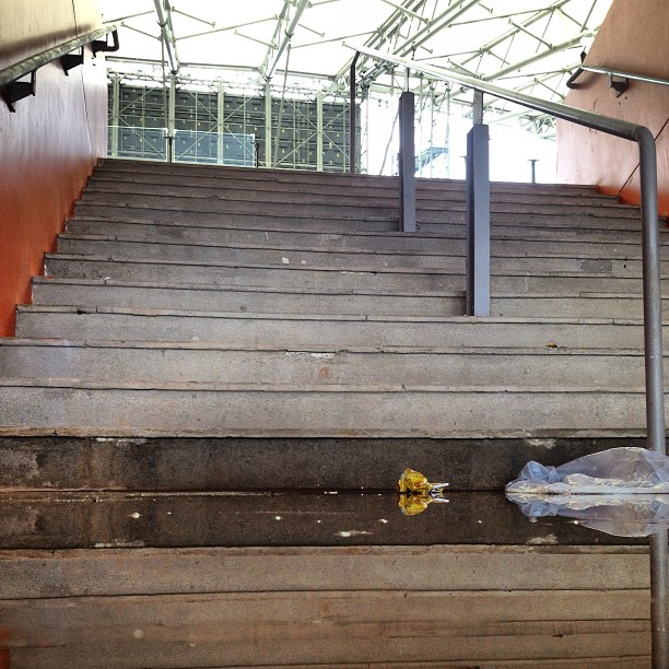 Água empoçada com goteiras. Detalhe: só tinha chovido na véspera, quando o gramado virou um piscinão.