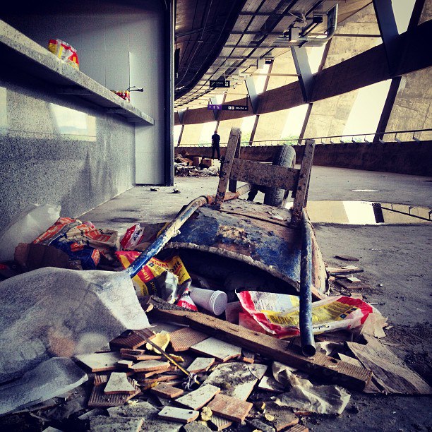 A uma hora de abrir os portões, todo esse entulho no Mineirão. (Todas as fotos: Bruno Moreno)