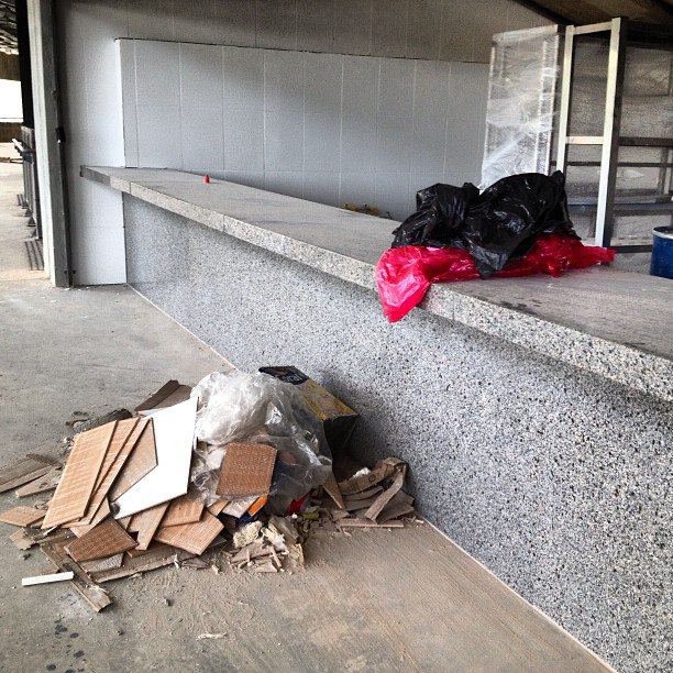 Lixo, pouco antes da entrada dos torcedores.