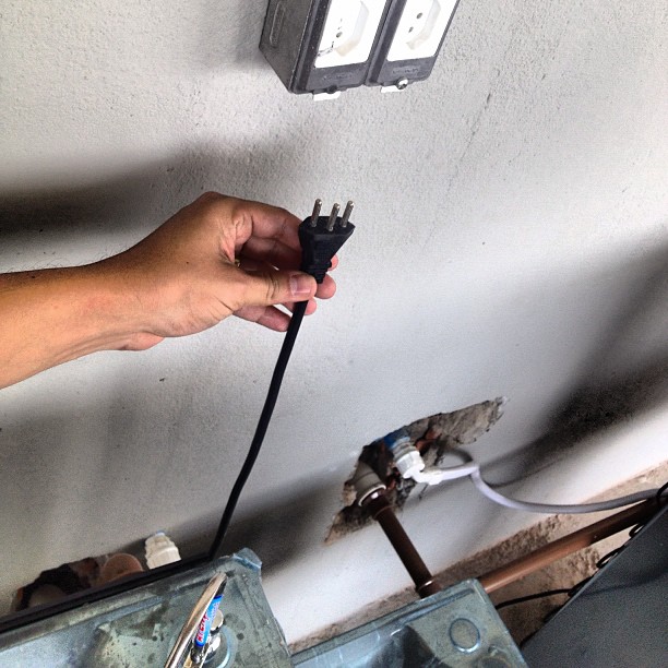 Fio do bebedouro não alcança a tomada. Água quentinha...