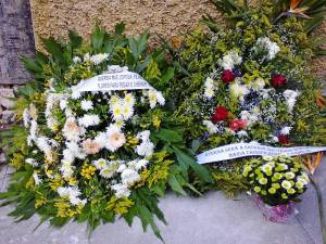 Obra virou ponto de homenagens da família e amigos de Etelvina, que lhe ofereceram muitas flores -- causa de sua morte.