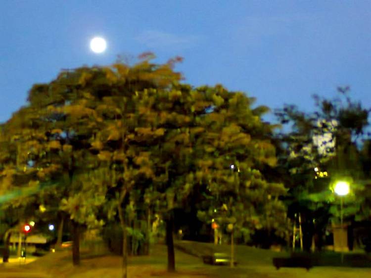 Praça Milton Campos – e a lua.