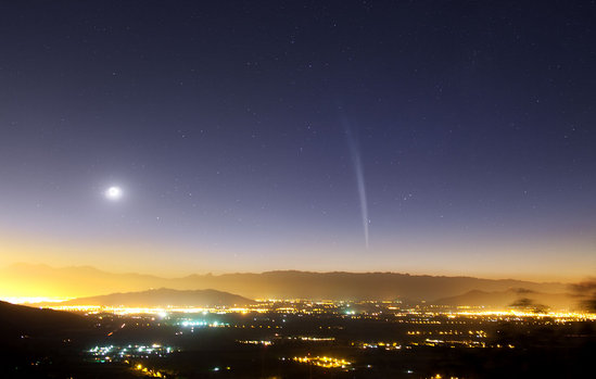 Foto do último cometa de grande visibilidade que passou por aqui, o Lovejoy, em 2011, com magnitude -4 (Y. Beletski/ESO).