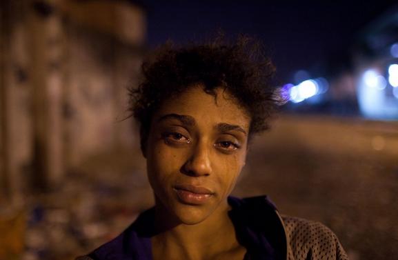 Felipe Dana, da Associated Press, fotografa Natália, uma usuária de crack de 15 anos, no Rio.