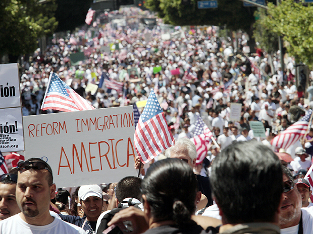 Mais de 100 mil protestaram no  Arizona, em 2010, contra a lei anti-imigração. Foto: Foto: Richard Vogel/AP.