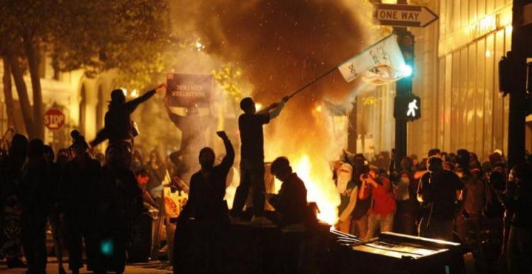 Houve confronto com a polícia durante os protestos de 3/11/2011 em Oakland, na Califórnia, EUA. Gás lacrimogêneo foi usado para tentar dispersar os participantes. Foto: Stephen Lam/Reuters