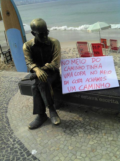 Encerro com o melhor cartaz de todos, diante do maior poeta do universo :)