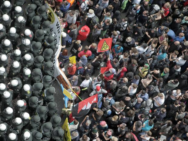 Mais protestos em Frankfurt, agora em 2013, contra o capitalismo e a crise econômica na Europa. Foto: AFP