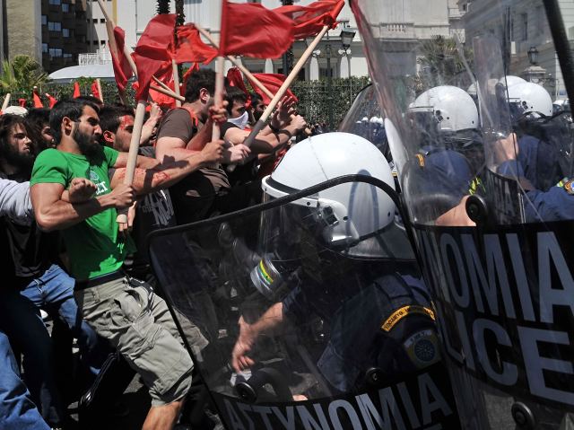 Um dos vários protestos na Grécia. Este, de 1º de Maio de 2010. Foto: Louisa Gouliamaki/AFP
