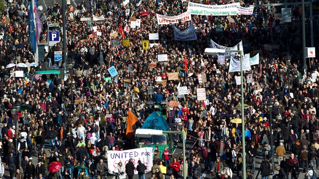 Em foto de 2012, multidão marcha em Frankfurt, Alemanha, onde pelo menos 5.000 pessoas se reuniram em protesto em frente ao Banco Central Europeu, contra a crise e as políticas de austeridade no continente. Foto: AP