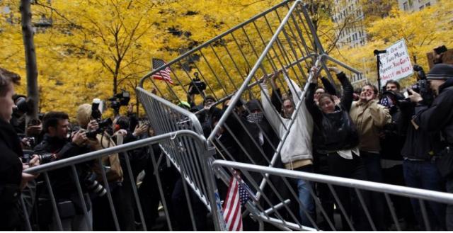 Durante o "Ocupy Wall Street", mais de 100 foram presos nos protestos de 17/11/2011após passeata pelo distrito financeiro de Nova York. Foto: Allison Joyce/Getty Images/AFP