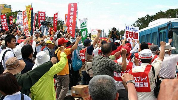 Moradores de Okinawa, no Japão, protestam contra a presença dos Estados Unidos no país, em outubro de 2012. Foto: AFP.