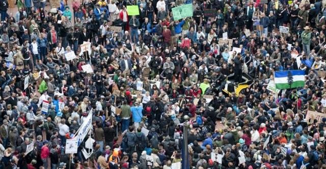 Em 6/10/2011, milhares de manifestantes ocuparam as ruas de Portland, Oregon, Estados Unidos. Os protestos contra o desemprego, o socorro aos bancos e a crise econômica nos EUA começaram em Nova York e se estenderam para outras cidades norte-americanas. Foto: Ray Whitehouse/AP