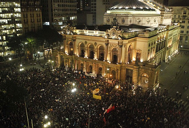 Protestos em São Paulo, que começaram pedindo o passe livre no transporte público, e agora se tornaram bem maiores. Foto: Getty Images, 13/3/2013
