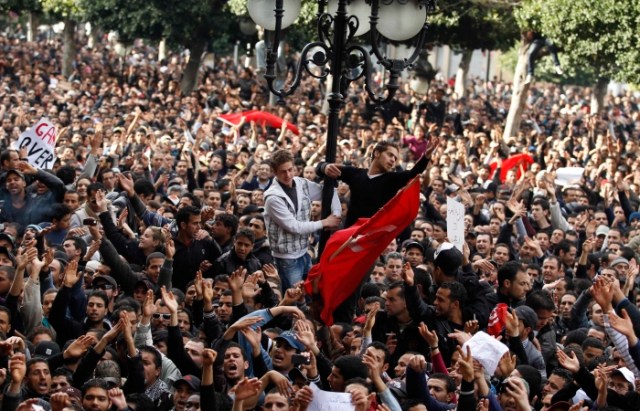 Protestos na Tunísia, em 2011, expulsaram o ditador Zine El Abidine Ben Ali, que estava há 23 anos no poder. Foto: Zohra Bensemra/Reuters