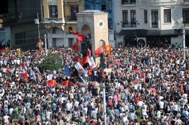 Uma onda de protestos varre a Turquia nas últimas semanas. Começou com uma pauta simples, em defesa de um parque no centro de Istambul, e viraram uma luta contra o governo de Recep Tayyip Erdogan. Foto: AFP