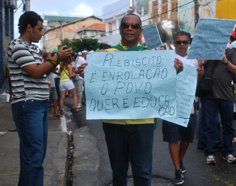Esse foi o único cartaz que eu vi nas manifestações falando de plebiscito -- e não era a favor... (Foto: Tribuna da Bahia, 2.7.2013)