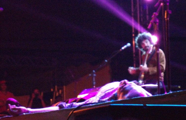 Caetano rebola, deita no chão...