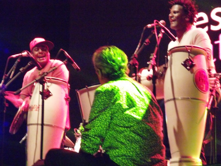 ... senta pra ouvir o trio Preto+1 tocar...