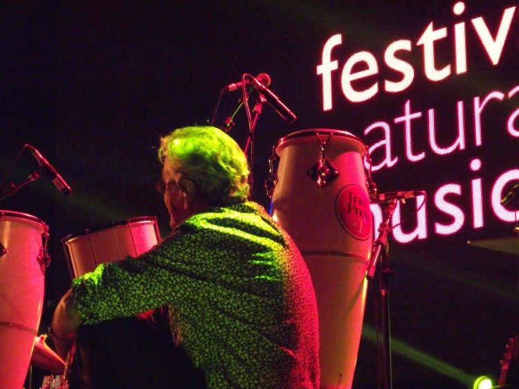 ... e Caetano fica ouvindo quietinho, sentado num canto, e sorrindo :)