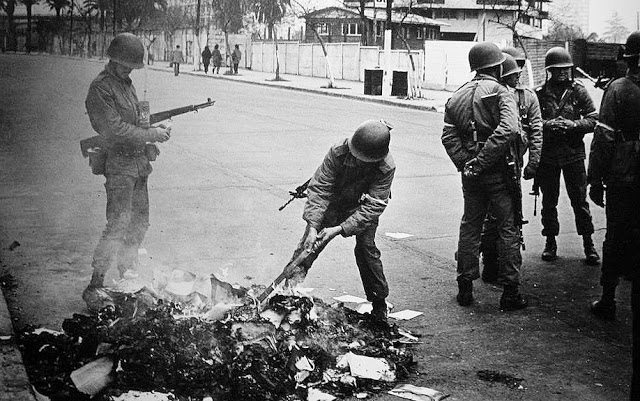 Foto de Pablo Di Boylio. Livros “subversivos” são queimados em plena rua. Chile, 1973.