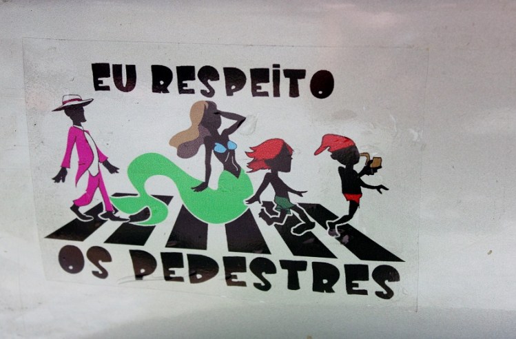 Detalhe em carro cinza/prata.