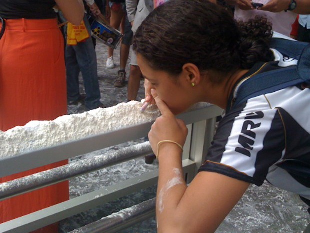 O mesmo farinhaço, na porta da ALMG, em foto de Raquel Freitas/G1 MG