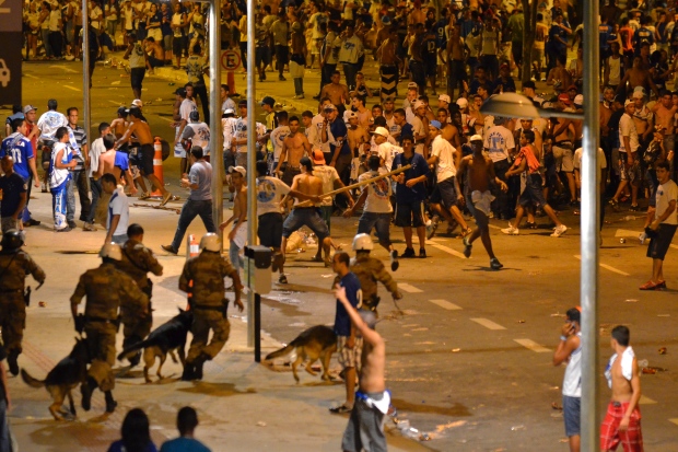 Brigas entre torcidas organizadas do Cruzeiro fazem festa de título ser cancelada. Foto: Douglas Magno/O Tempo