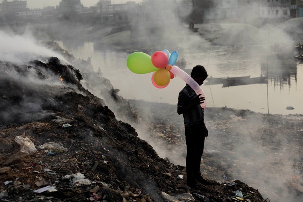 Foto de Andrew Biraj, em um lixão em Bangladesh.