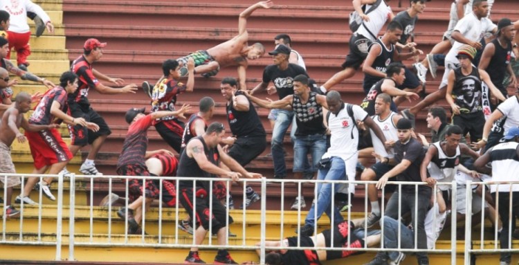 Torcedores do Vasco e do Atlético-PR em briga no último domingo. Foto: Geraldo Bubniak / Fotoarena