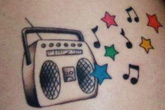 Tatuagem bonita de alguma outra fã de rádios.