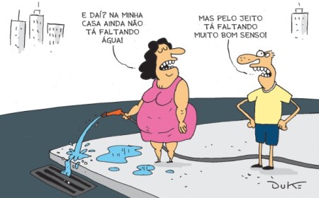 Charge do Duke mostra mulher lavando calçada com mangueira e dizendo: "E daí? Na minha casa não tá faltando água!", enquanto um homem responde: "Mas pelo visto tá faltando bom senso!"