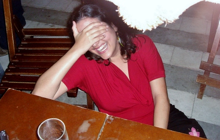 Eu chorando de rir depois de levar um tombo, em foto tirada por amigos, em abril de 2010. Arquio pessoal :)