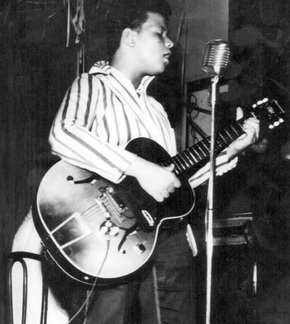 Tim Maia bem jovem, tocando violão, em foto em preto e branco.