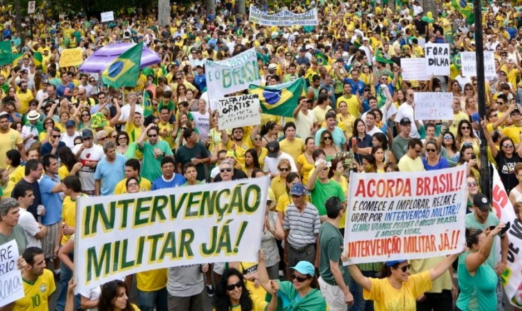 Cartazes pedindo intervenção militar no protesto de Belo Horizonte. Foto: Uarlen Valério / O Tempo
