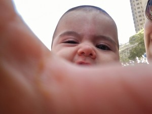 Minha sobrinha nasceu outro dia mesmo e já sabe fazer selfie! Tenho certeza que ela saberá responder à pergunta do Victor logo-logo ;)