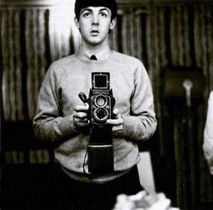Paul-McCartney-taking-a-selfie.