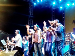 Artistas homenageiam Fernando Brant na praça da Estação, em 12.9.2015