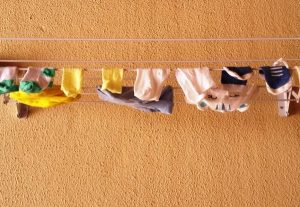 Meias de bebê penduradas em um varal. Foto: CMC / blog da kikacastro