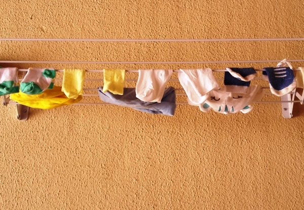 Meias de bebê penduradas em um varal. Foto: CMC / blog da kikacastro