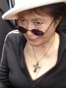 Yoko Ono na abertura da exposição de suas obras em São Paulo, 2007. Foto: Caio do Valle / Domínio Público