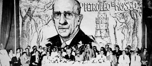 Nacionalistas favorveis ao monoplio do petrleo,na cria o do primeiro CEDEP.No cartaz,foto do Presidente Artur Bernardes Rio de Janeiro 1948 Crdito:Walter Bernardes