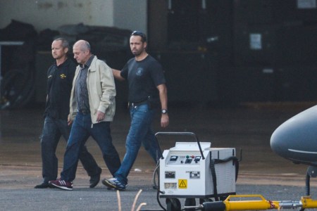 O ex-ministro do Planejamento Paulo Bernardo, preso preventivamente durante a Operação Custo Brasil, é transferido pela Polícia Federal para São Paulo. Foto: José Cruz/Agência Brasil