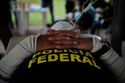 Encenação que é parte de um protesto de policiais federais, pedindo melhores condições de trabalho. Foto: Marcelo Camargo/Agência Brasil