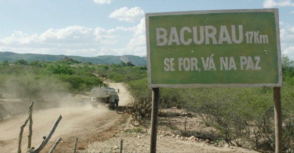 Placa em que se lê: "Bacurau 17 km - Se for, vá na paz"